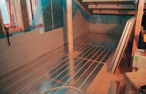 Kuivan tilan lattiarakenteena on käytetty Koskisen Oy:n Ultitherm lattialämmityslastulevyä, joka on kehitetty yhteistyössä nimenomaan Uponorin kanssa. Lopullinen lattiapinta voidaan asentaa suoraan alumiinisen lämmönluovutuslevyn päälle.