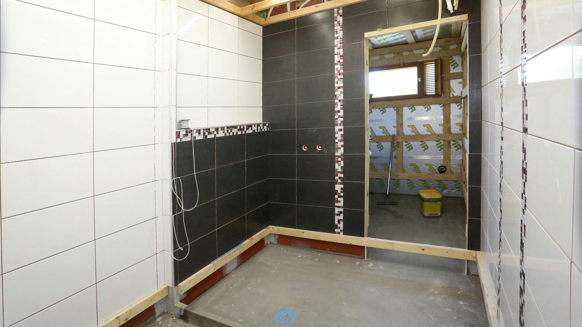 Kylpyhuoneen seinät valmiina