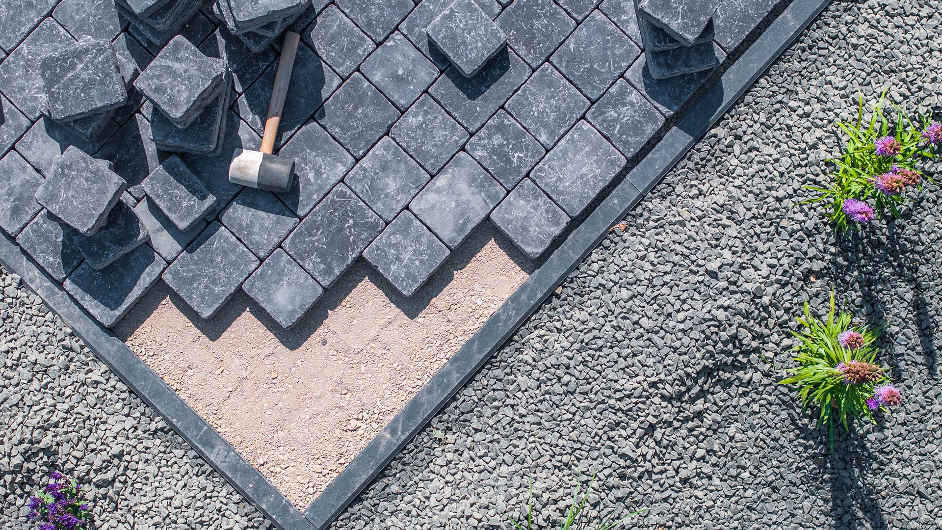 Kivet tuovat pihalle kiinnostavuutta ja lisäävät helppokulkuisuutta