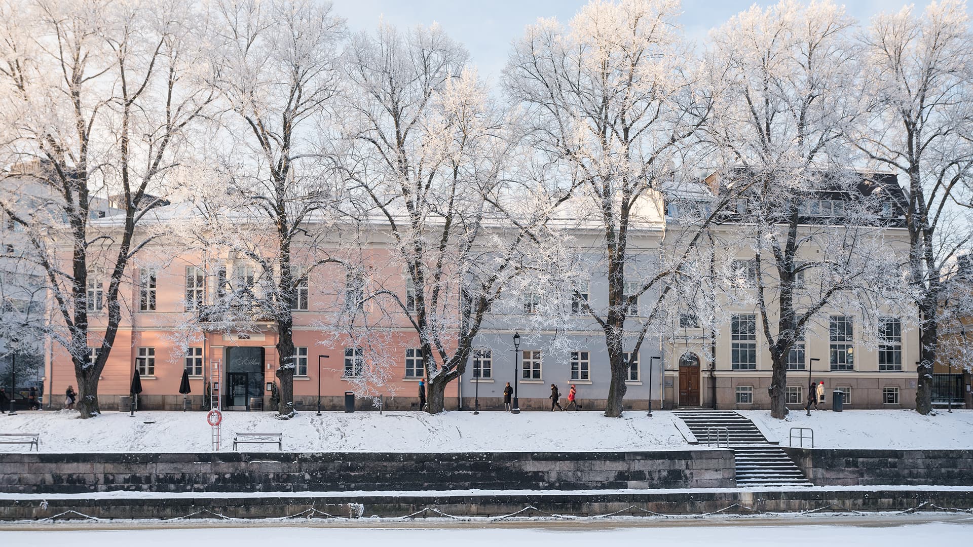 Kattojen lumikuormaa ei saa unohtaa, eikä tarkastelua jääpuikkojen muodostumisesta.