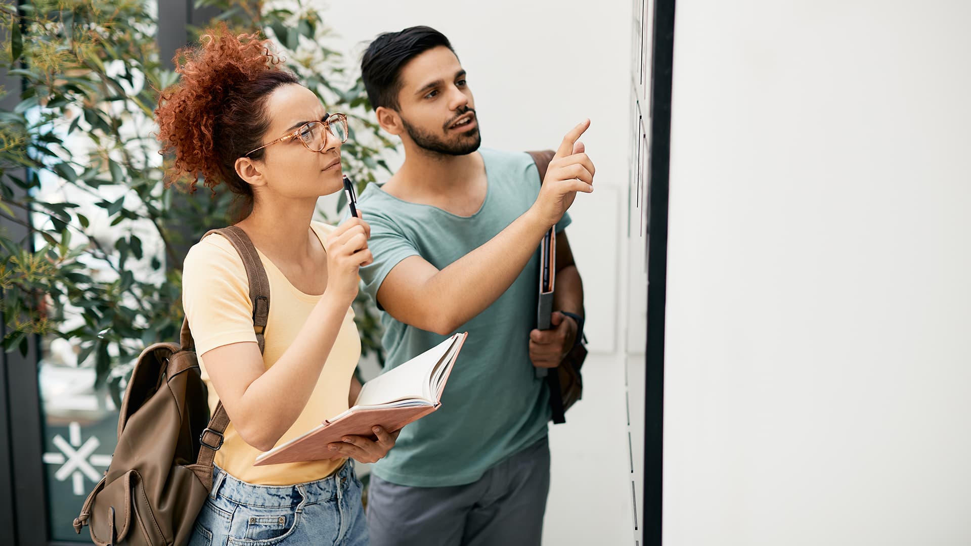 <p data-block-key="po1gg">Viestintä tekee työmaasta ennakoitavan. Selkeästi laaditut ilmoitukset ja aikataulut auttavat asukkaita varautumaan remontin tuomiin muutoksiin arjessa. (Kuva Adobe Stock)</p>
