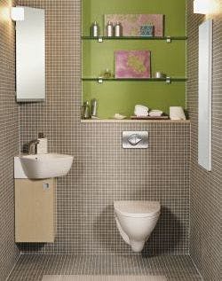 Lattia wc:n tilalle siisti seinä-wc. Laatoitetun seinämän taakse on piilotettu asennusteline piilosäiliöineen ja irrotettava taso toimii laskutilana. Tämän pienen wc-tilan wc-istuin ja kalusteet IDO Seven D -sarjasta.