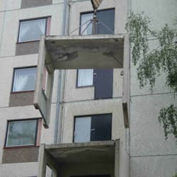 <p data-block-key="bdksn">Elementtiparvekkeiden purkaminen on nopeaa ja varsin häiriötöntä verrattuna perinteiseen piikkaamiseen.</p>