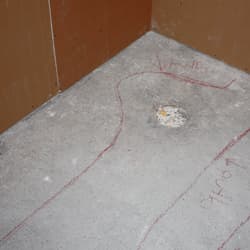 <p data-block-key="2tj9i">Lattialämmityksen putkien sijainti selvitettiin lämpökuvauksen avulla suhteellisen kosteuden mittareikiä varten.</p>