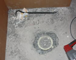 <p data-block-key="xzbos">Lattiakaivon lähistölle jäänyt kostea kohta piikattiin pois.</p>