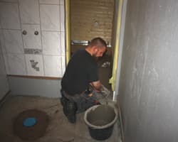 <p data-block-key="dmj20">Kun uusi lattiakaivo oli valettu paikalleen aloitettiin tasoitustyöt saunassa.</p>