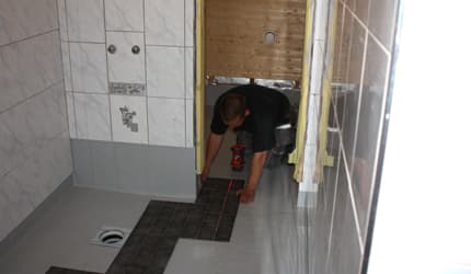 <p data-block-key="narpx">Lattian vesieristystä tarkastettaessa mitataan samainen kuivakalvopaksuus kuin seinissäkin ja sen lisäksi tehdään sisänurkkiin alipainekoe GVK-mittalaitteella. Tarkastuksen jälkeen aloitettiin lattian laatoitus.</p>