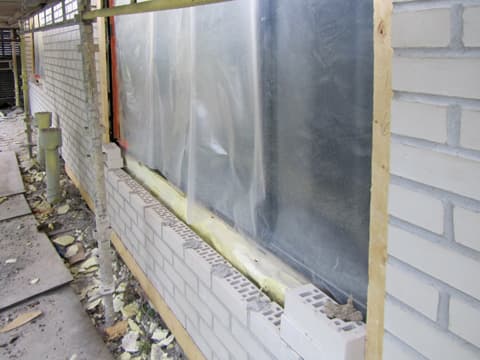 <p data-block-key="o9bk8">Muurattuun julkisivun jätettiin kauttaaltaan kunnon 30 mm ilmarako, joten tuuletus parani vanhaan rakenteeseen verrattuna huomattavasti. Ilmaraon leventäminen saatiin mahdollistettua tiilen paksuutta hieman kaventamalla. Muurirakenteen tiiveyttä parannettiin lisäksi tiivislaastilla.</p>