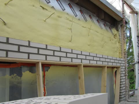 <p data-block-key="r0agj">Uusi lämmöneriste tehtiin polyuretaanista suoraan seinään vaahdottamalla. Näin eristeestä tuli sekä ilma että vesitiivis, mutta myös hyvin lämpöä eristävä. Menetelmä on toistaiseksi varsin harvinainen Suomessa, mutta esimerkiksi Belgiassa paljon yleisemmin käytetty.</p>