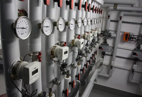 <p data-block-key="igb1x">Energian- ja vedenkulutus mitataan huoneistokohtaisesti. Mittaustulokset siirtyvät tietojärjestelmään ja kulutuksen seurantaa voidaan tehdä reaaliajassa.</p>