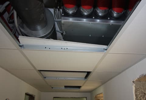 <p data-block-key="ahloc">Huoneistokohtaisen ilmantalteenottojärjestelmän putkitus ja koneet sijoitettuna eteisen alaslaskettuun kattoon.</p>