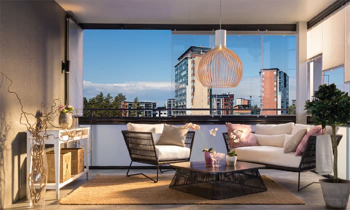 <p data-block-key="sxdmv">Lasielementteihin voidaan integroida vekkikankaasta valmistetut auringonsuojaverhot. Ne liikkuvat lasielementtien mukana sivuun. Auringonsuojaverhot estävät auringonpaahdetta ja suojaavat myös uteliailta katseilta. Auringonsuojaverhot voidaan asentaa myös terassin lasikattoon. Verhoa voidaan liikuttaa ylä- tai alareunastaan säätösauvan avulla.</p>