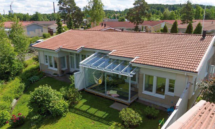 <p data-block-key="t3g1l">Puitteettomat lasielementit, sirot rakenteet ja viimeistellyt yksityiskohdat luovat miltei aineettoman vaikutelman. Lasielementtien avaustapa on aivan uusi. Siinä näkyy Lumonin pitkäaikainen parvekelasiosaaminen hienolla tavalla. Lasielementit liukuvat sivuun ja limittyvät viemättä juurikaan sisätilaa. Lasiterassin koko pinta- ala voidaan käyttää hyödyksi sisustuksessa.</p>