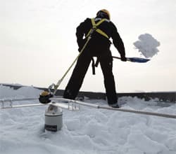 Lumen poistaminen katolta auttaa myös osaltaan ehkäisemään vesivahinkoja.