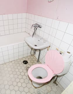 <p data-block-key="rwesl">Wc-tila ennen remonttia...</p>