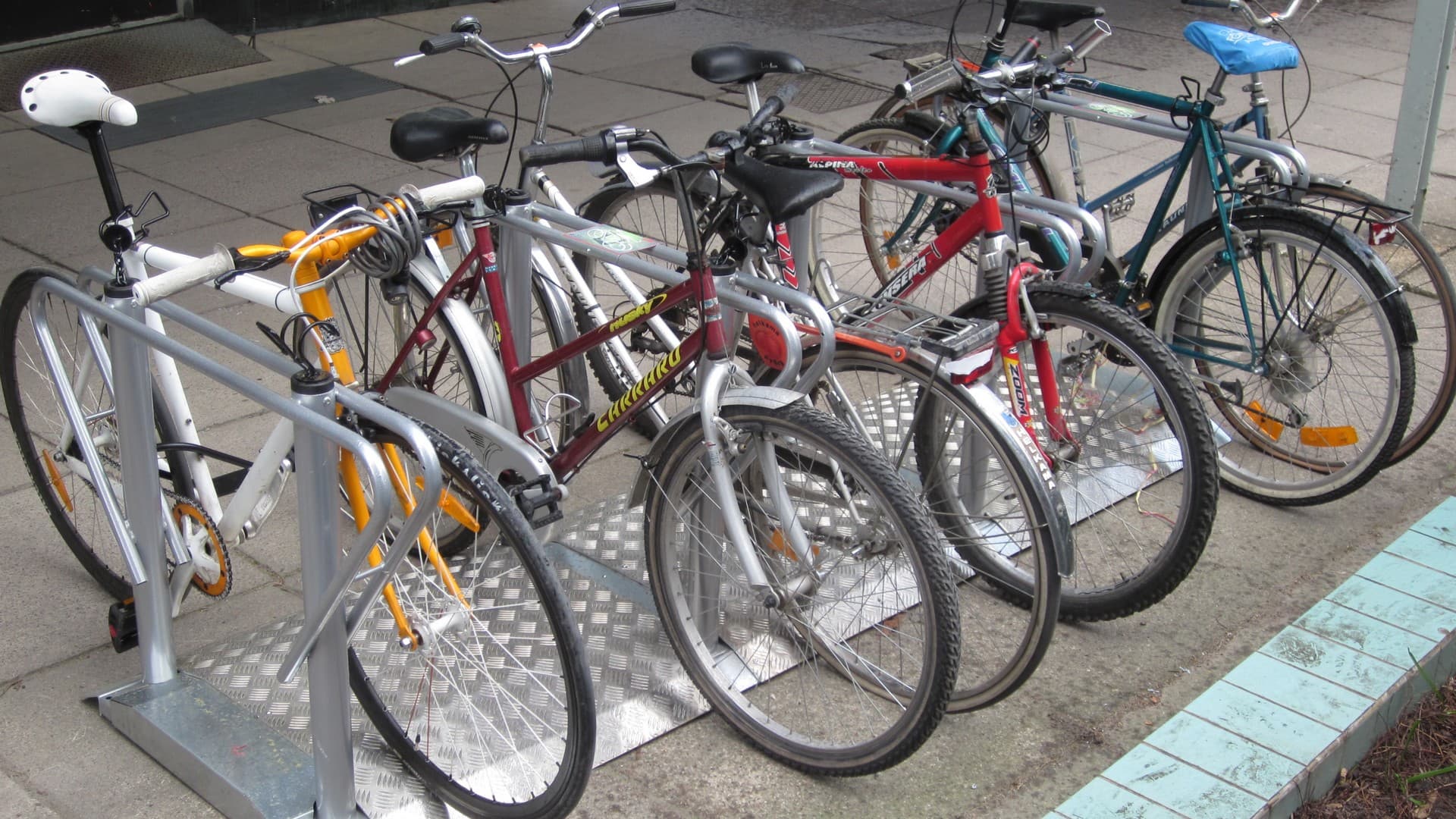 <p data-block-key="fek0o">PyöräNoja-parkkijärjestelmä pitää polkupyörät suorassa ja tukevasti paikoillaan – turvallinen ja helppokäyttöinen ratkaisu kaikenikäisille. </p>