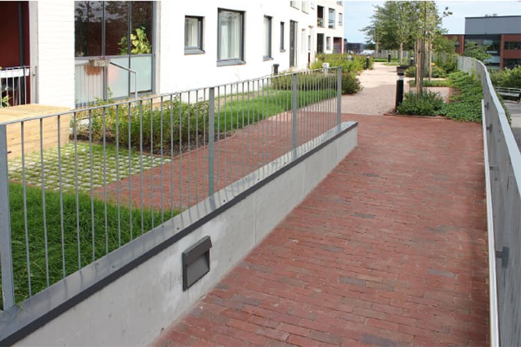 <p data-block-key="9odfu">Keraaminen Wienerberger-pihatiili tuo kerrostalopihaan ajatonta kodikkuutta.</p>