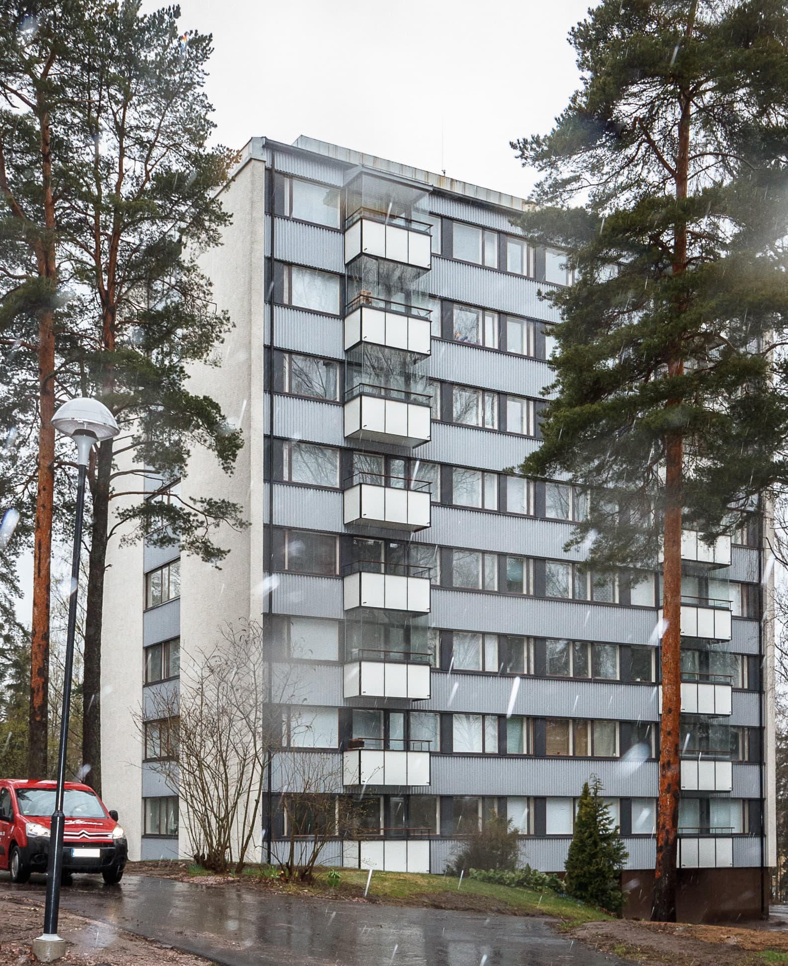 <p data-block-key="ucnzn">Helsingin Kannelmäessä sijaitseva Asunto Oy Säästövanha koostuu viidestä kahdeksankerroksisesta talosta ja 240 huoneistosta, joissa asuu monipuolinen joukko eri-ikäisiä asukkaita.</p>