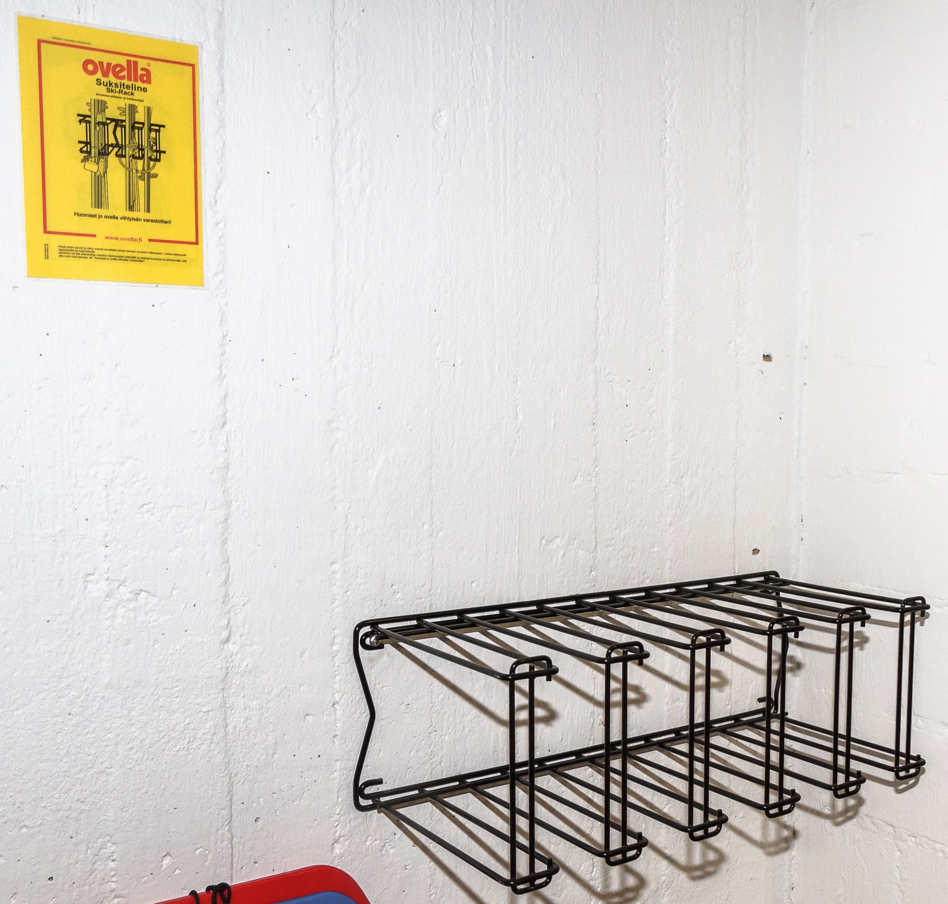 <p data-block-key="vauta">Sukset ja sauvat pysyvät siististi järjestyksessä Ovellan telineessä – lattiatila vapautuu muuhun käyttöön. </p>