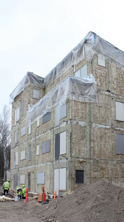 <p data-block-key="n18hn">Seuraavan G-talon korjaus aloitettiin asukasmuutoilla 16.3. alkaen ja pari viikkoa ennen vappua oltiin korjauksissa jo niin pitkällä, että eristeet oli poistettu, sokkelilevennykset osittain jo tehtynä ja muuraustyöt alkamassa.</p>