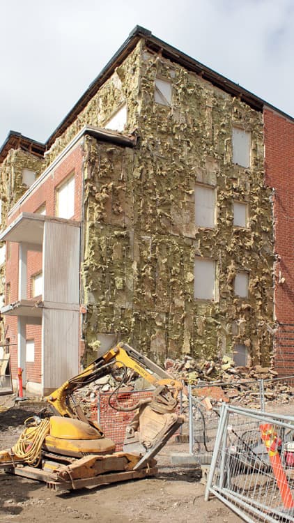 <p data-block-key="c96gx">Kolmannen H-talon ulkokuorista oli vappua edeltävällä viikolla poistettu jo suuri osa. Purkutyö tehtiin kurottajan päässä olevan purkurobotin avulla.</p>