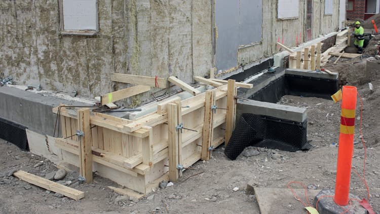 <p data-block-key="ztcq5">Usein ajatellaan, että muurauksen alle tehtävät sokkelilevennykset aiheuttavat merkittäviä lisäkustannuksia. Näin ei kuitenkaan ole, sillä niiden teko on varsin nopea toimenpide, koska ne voidaan tehdä salaojakorjauksien yhteydessä, jolloin sokkelin vierustat joudutaan joka tapauksessa kaivamaan auki.</p>