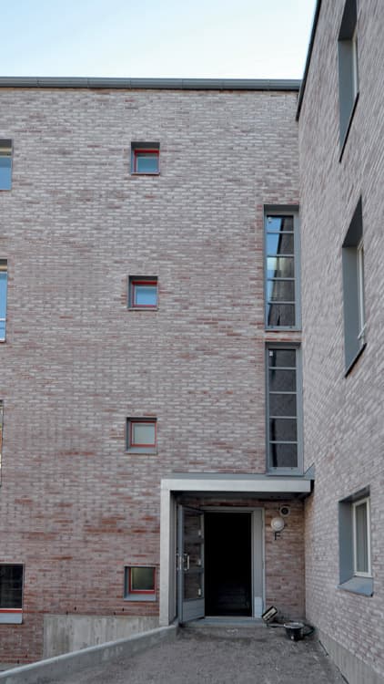 <p data-block-key="lp6mv">Seinät olivat vielä luovutushetkellä varsin valkoisen suolahärmeen peitossa, mutta jo ennen vappua ne olivat muuttuneet jälleen kauniin punaisiksi. Ilmiö on tiiliseinille varsin tavanomainen talviolosuhteissa muuraustöitä tehtäessä, eikä siihen liity mitään materiaaliteknistä tai rakennusfysikaalista ongelmaa. Lämpiminä vuodenaikoina ilmiötä ei esiinny.</p>