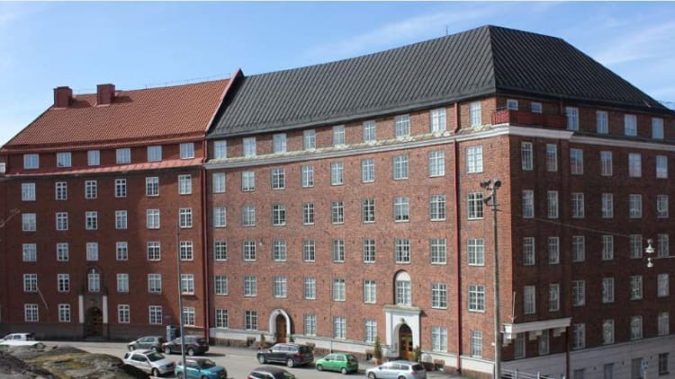 <p data-block-key="u592b">Tampereen teknillisen yliopiston tekemän tutkimuksen mukaan jo 50 vuoden elinkaarella tarkasteltuna tiilijulkisivun käytönaikaiset kustannukset ovat puu- tai rappausvaihtoehtoihin nähden jopa yli 90 % alhaisemmat.</p>