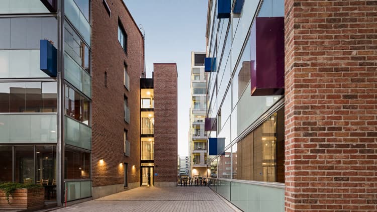 <p data-block-key="8cvhe">Kestävä Kivitalo-palkinnolla v. 2016 palkittu As.oy Arabiankatu 4, Helsinki. Kohteen rakennuttajana toiminut Keskinäinen työeläkevakuutusyhtiö Varma arvostaa elinkaariedullisia rakenneratkaisuja ja siksi tämänkin kohteen julkisivumateriaaliksi valittiin tiili.</p>