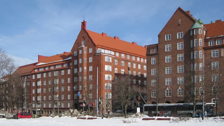<p data-block-key="4nyv1">Helsingin kantakaupungin vanhat tiilirakennukset ovat arvostettuja ja hyväkuntoisia, vaikka monien ikä on jo yli 100 v. Kuvan vanhat tiilitalot sijaitsevat Helsingin Töölössä.</p>