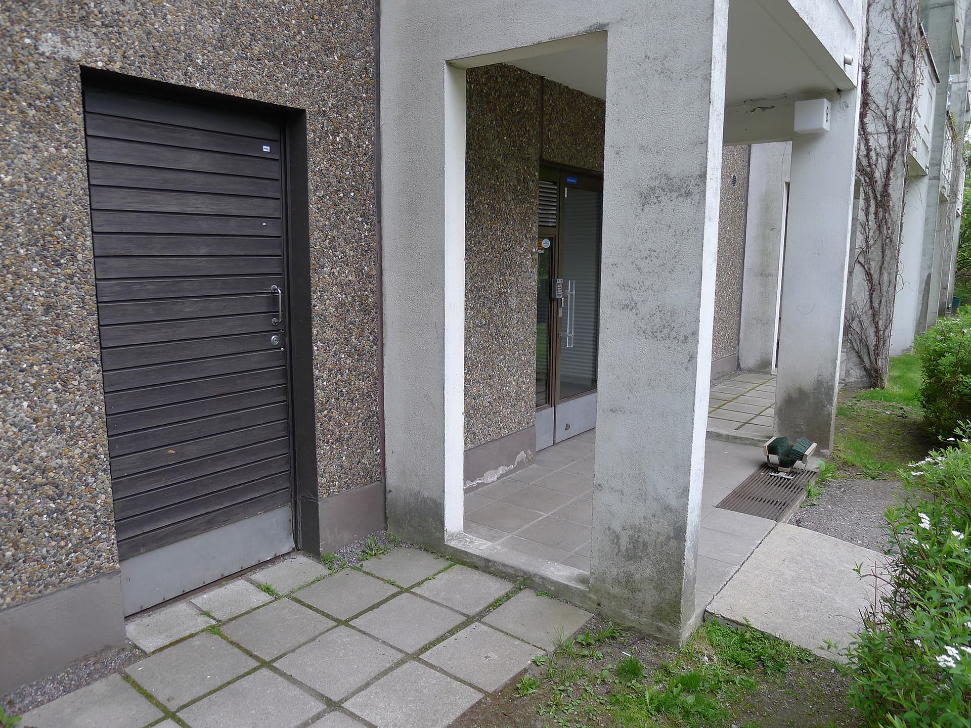 <p data-block-key="kwk77">Sisäänkäynnit ennen remonttia.</p>