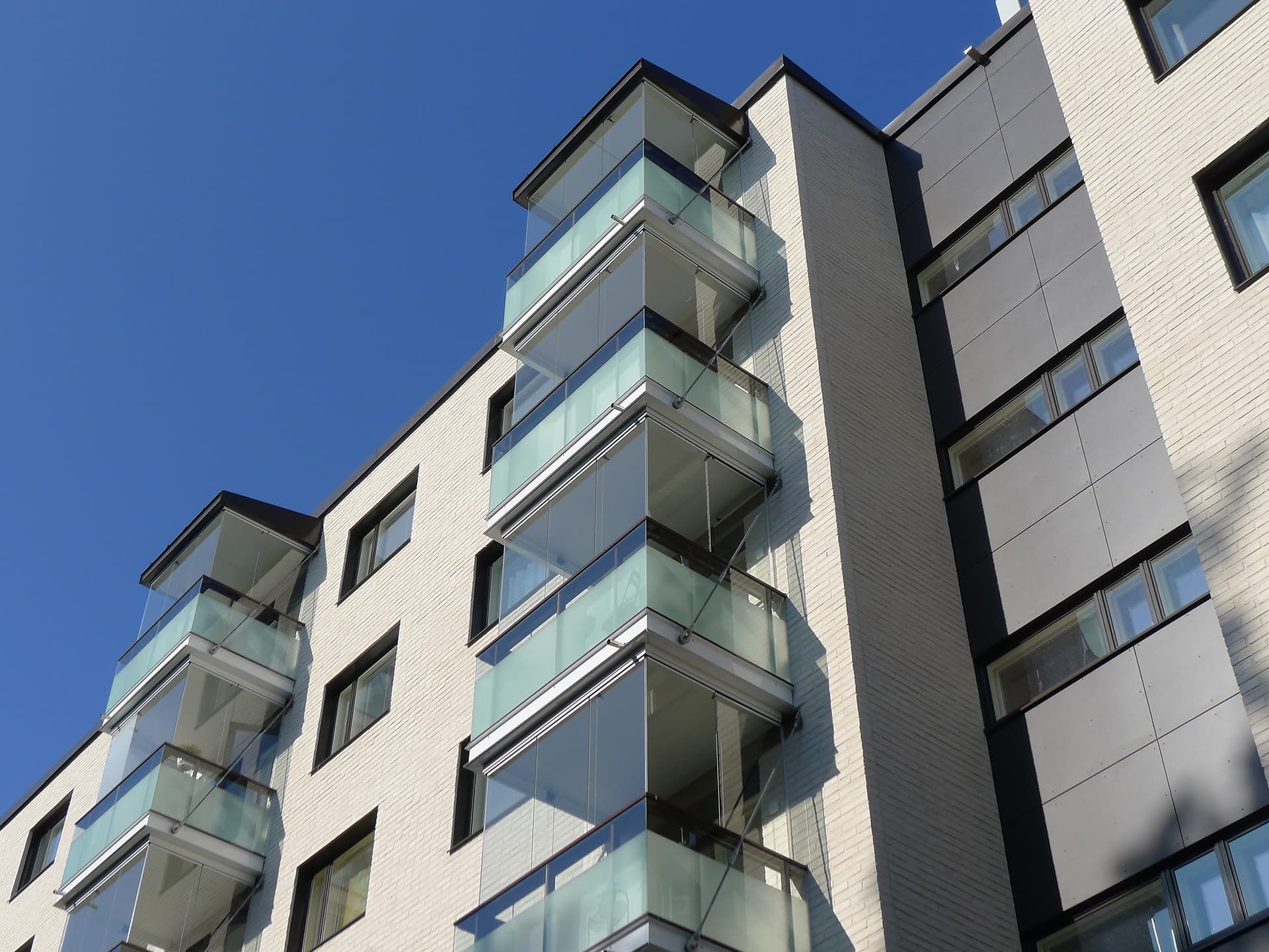 <p data-block-key="trxbf">Parvekkeiden kaiteet lasitettiin valoisuuden lisäämiseksi.</p>