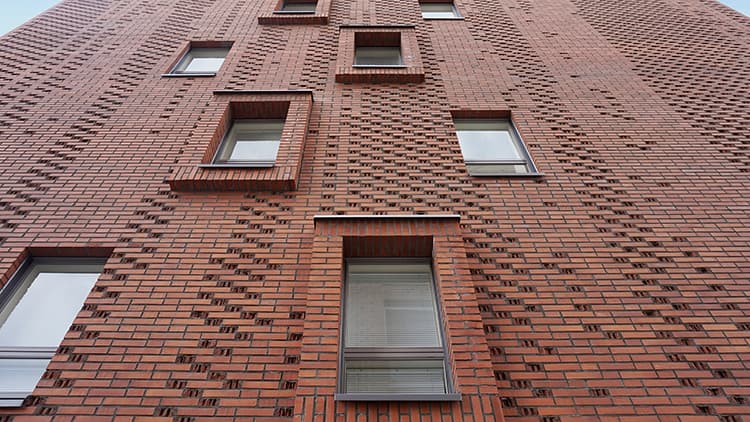 <p data-block-key="igev2">Tiiliä sopivasti katkomalla saadaan talon julkisivuun persoonallista ilmettä. Myös ikkunoita kehystävät reunukset tekevät talosta omaleimaisen. Kehyksien toteutuksessa on hyödynnetty Wienerbergerin tiilipalkkijärjestelmää.</p>