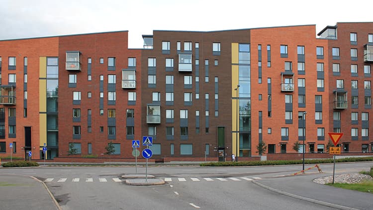 <p data-block-key="dduiu">Jokainen porrashuoneen erottava talon osa voidaan muurata omalla värisävyllään, kuten esimerkiksi Vantaan Martinlaaksossa sijaitsevassa uudiskerrostalokorttelissa.</p>