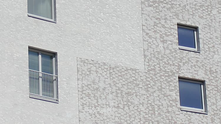 <p data-block-key="d025j">Helsingin Jätkäsaaressa sijaitsevan As.oy Bysa ja Sandis asuinkerrostalokorttelin hiertomenetelmällä osin tiilen päälle viimeistellyt vaaleat muuraussaumat ovat saaneet ohikulkijoiden katseet kääntymään. Tässäkin kohteessa pienin lisäkustannuksin on tiilijulkisivusta saatu yksilöllinen ja mieleenpainuva.</p>