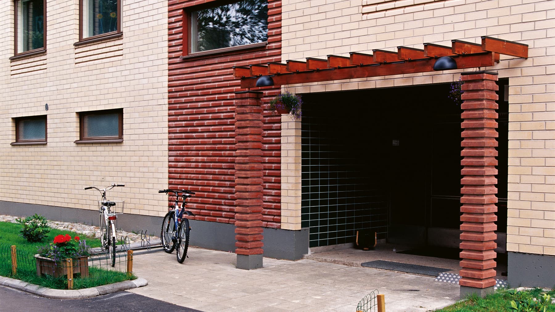 <p data-block-key="ul4tw">Vantaan Myyrmäessä sijaitsevan as.oy Kaarenketun julkisivut peruskorjattiin jo vuosia sitten kahdella eri tiilisävyllä. Holkkatiilillä tehtyjen pilari- ja seinäkorostusten ansiosta rakennuksesta tuli persoonallisen näyttävä, mistä johtuen kiinteistön ja samalla myös asuntojen arvo nousi aivan uudelle tasolle.</p>