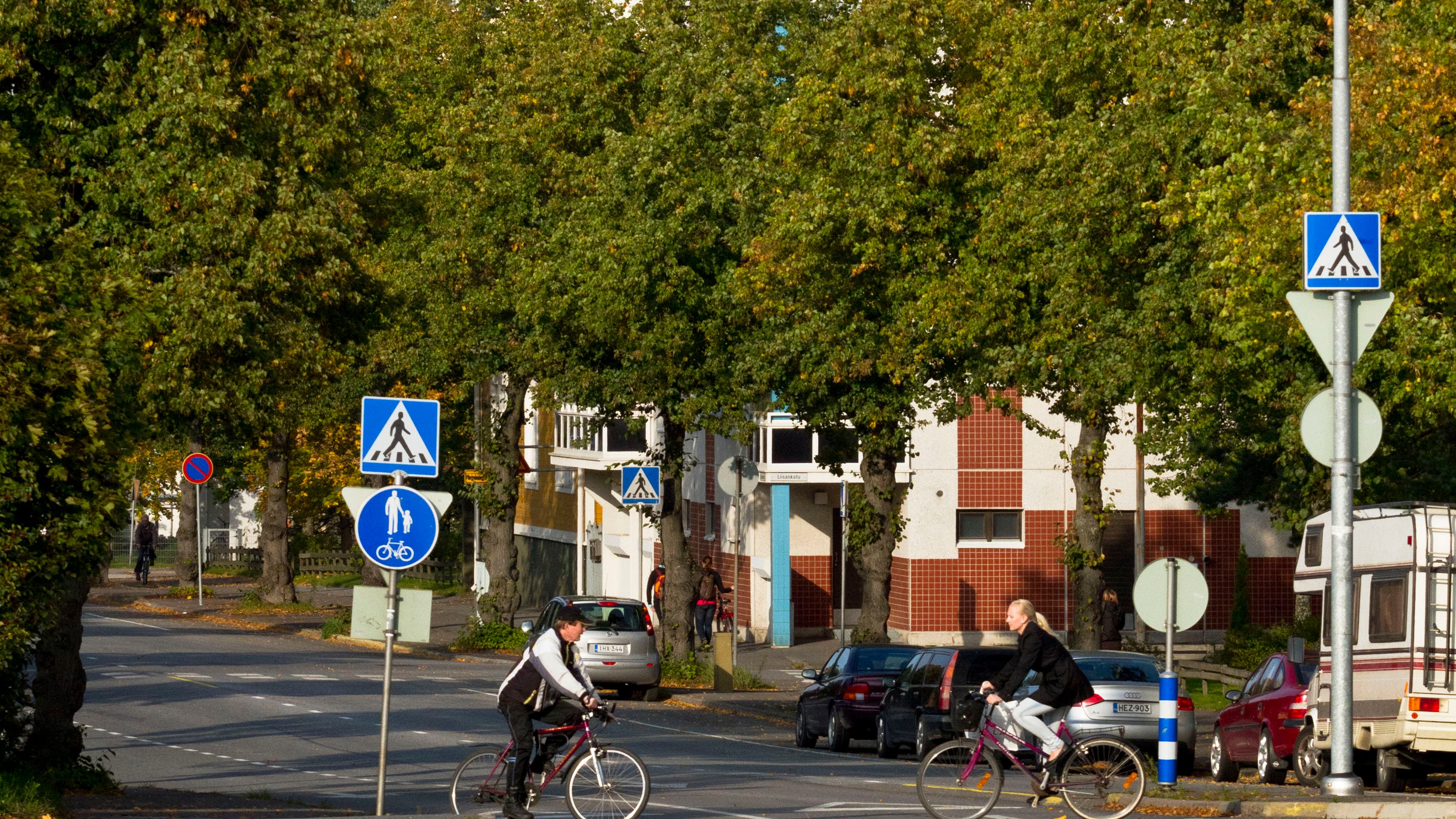 <p data-block-key="3imc5">Esimerkiksi kerrostalojen sisäpihoilla melu heijastuu kovista pinnoista.</p>