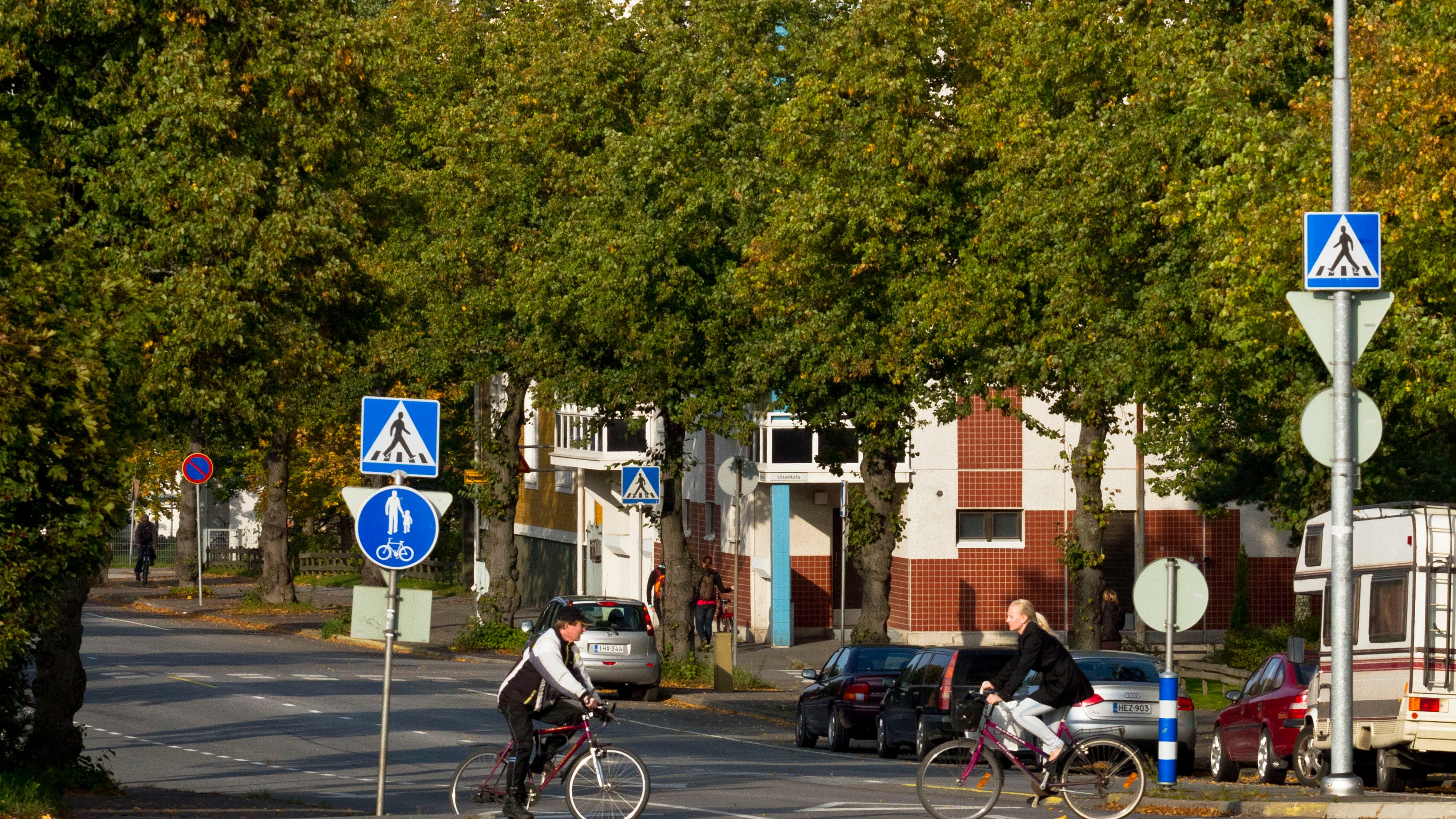 Esimerkiksi kerrostalojen sisäpihoilla melu heijastuu kovista pinnoista.