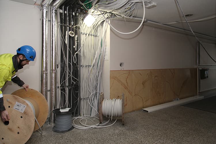 <p data-block-key="z6nc3">Sähköremontin yhteydessä uusitaan vähintään kiinteistön nousujohdot, pää- ja mittarikeskukset sekä kiinteistön tietoliikennekaapelointi.</p>