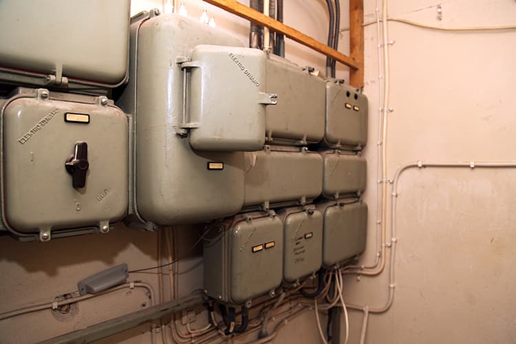 <p data-block-key="2a8v5">Jopa 50 vuotta vanhat sähkökeskukset saattavat olla yhä muuten hyvässä kunnossa, mutta niiden mitoitus ei vastaa enää vuosikymmenten varrelle moninkertaistunutta sähkönkulutusta.</p>