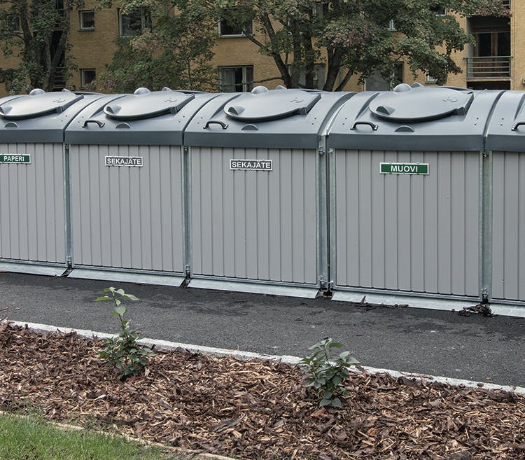 Tarve paloturvalliselle ja selkeästi jaotellulle jätteiden kierrätysjärjestelmälle voi toimia yhtenä kimmokkeena pihakorjaukselle.