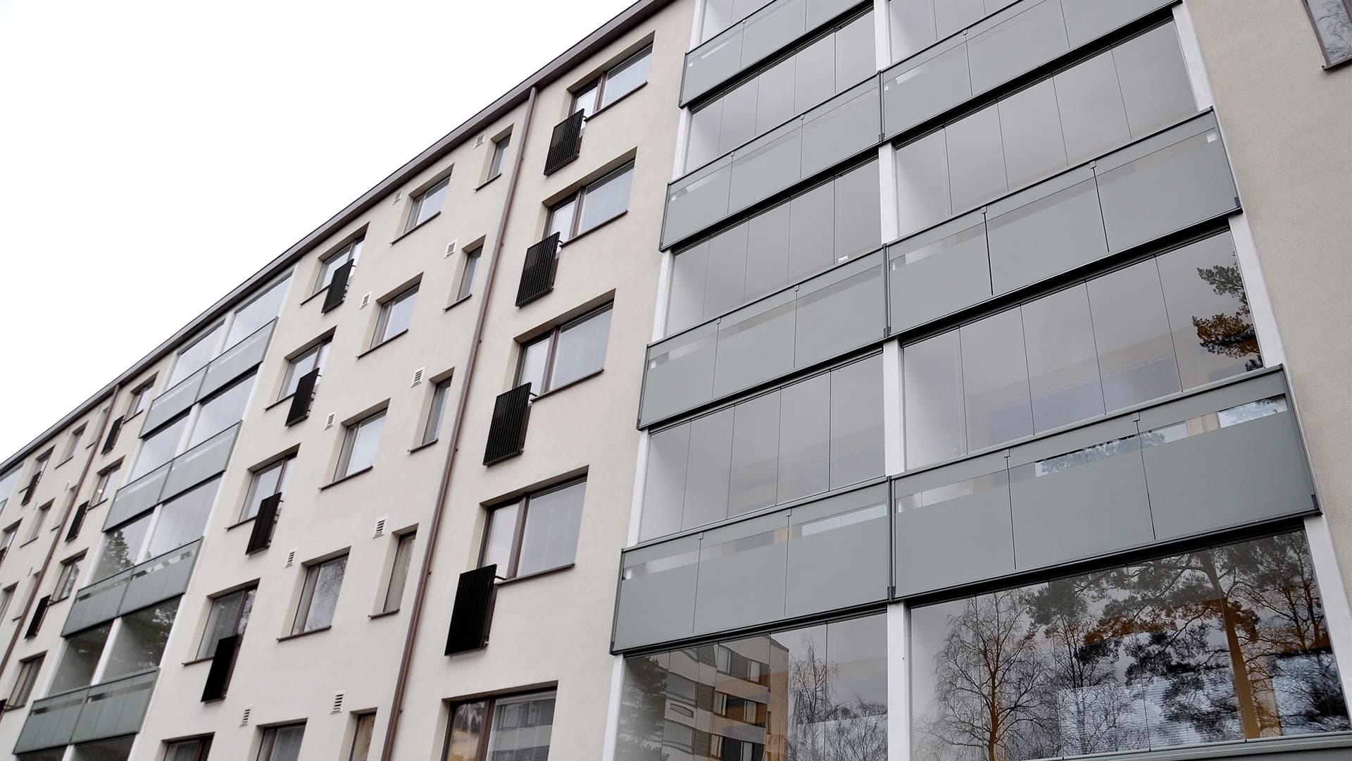 Iäkäs talo nuortui silkki­paino­lasista valmistetulla parveke­julkisivulla