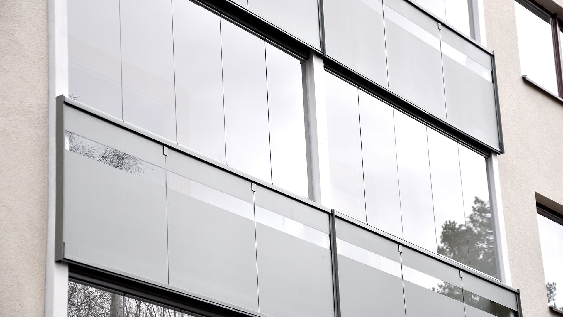 Persoonalliset ja modernit parvekejulkisivut silkkipainolaseilla