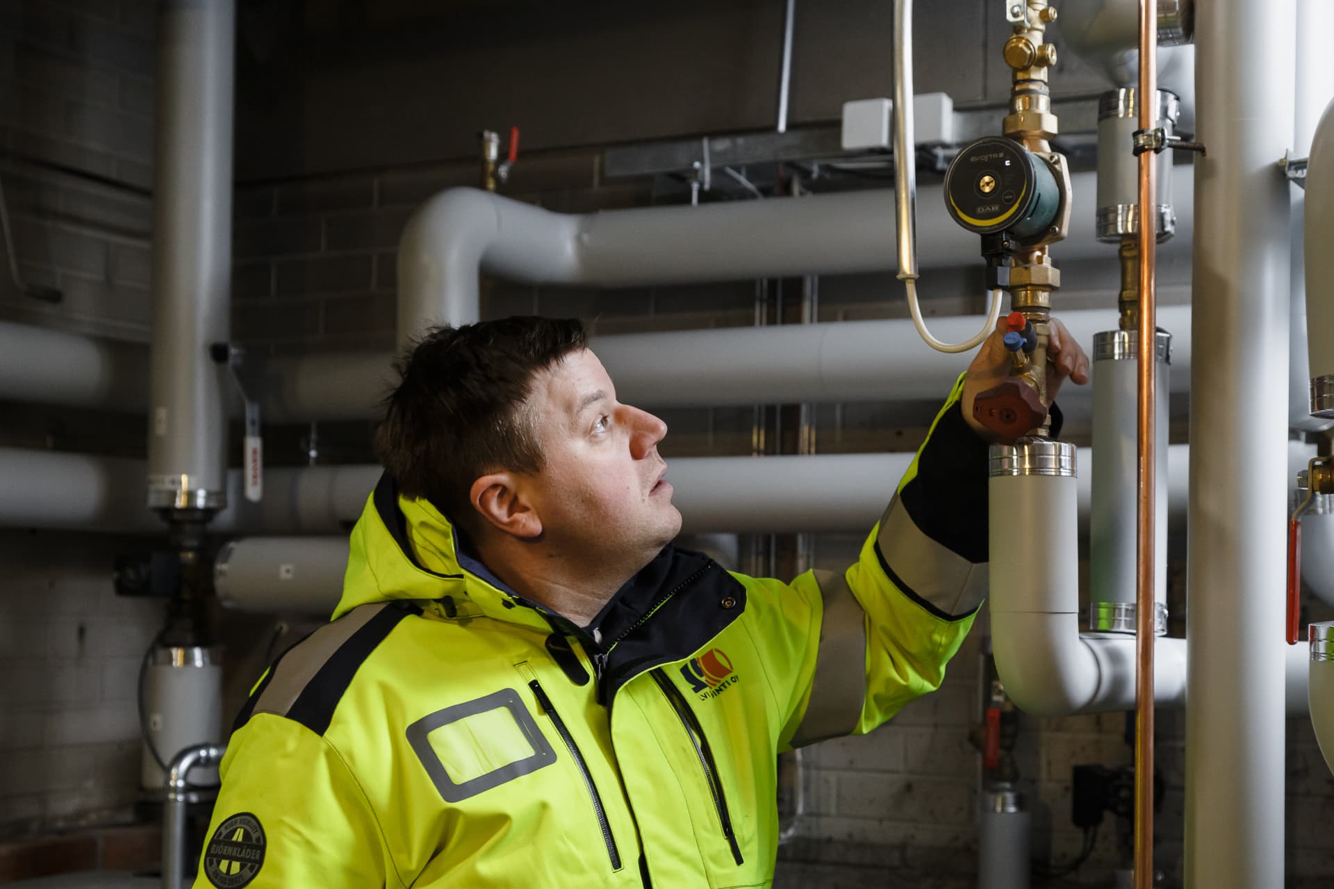 <p data-block-key="conyh">JS LVI-Urakointi Oy:n yrittäjä Sampo Koivisto kertoo, että NIBEn kanssa pitkään jatkunut yhteistyö helpotti huomattavasti suuren kokoluokan lämmitysremontin toteuttamista. - Homma meni maaliin ilman murheita.</p>