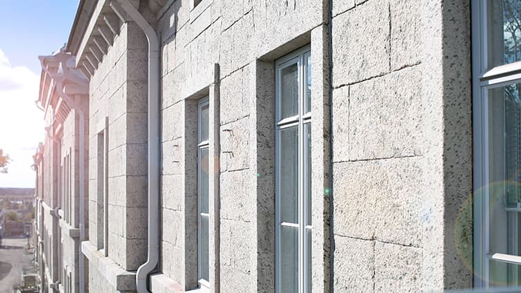 Historiallinen Kakolan vankila muuttui asunnoiksi - katso kuvat