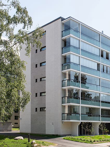 <p data-block-key="xw63g">Kadunpuoleisesta julkisivusta tuli nykyajan hengen mukaisesti varsin lasinen moderneine lasiparvekkeineen.</p>