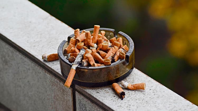 Enemmistö kieltäisi parveketupakoinnin kokonaan