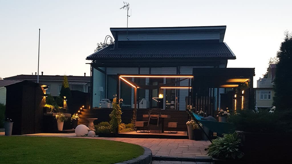 Monipuolinen pihan valaistus on leikkisä kokonaisuus