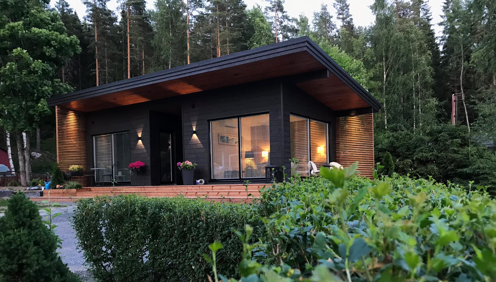 Moni-ilmeinen julkisivuvalaistus luo tunnelmaa ja lisää turvallisuutta