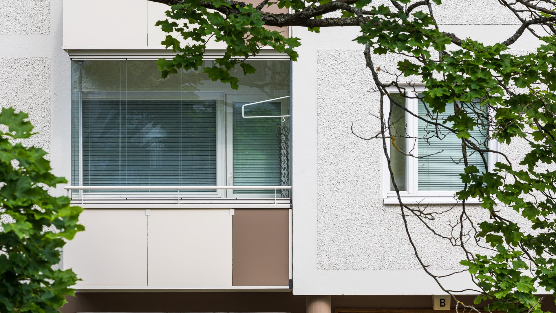 Mattapintainen silkki­paino­lasi tuo tyyliä vanhaan parveke­julkisivuun